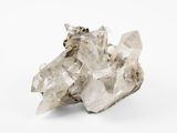 un groupe de cristaux de quartz transparent sur une surface blanche