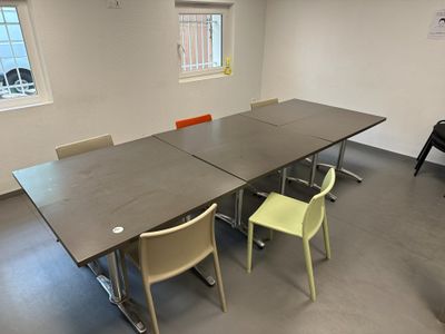 une table et des chaises dans une pièce avec fenêtre