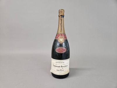 l'image d'une bouteille de champagne posée sur une table