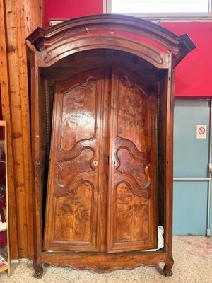 une grande porte en bois dans un coin d'une pièce