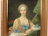 un tableau représentant une femme en robe bleue, assise sur une chaise