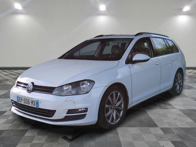 La Volkswagen Golf break blanche est garée dans une pièce dont le sol est en damier.