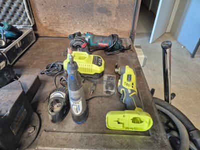 de nombreux outils posés sur un établi