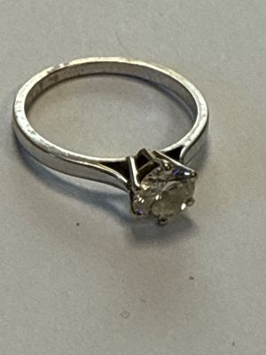 une image d'une bague en diamant sur une table