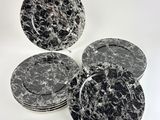 quatre assiettes en marbre noir et blanc sur fond blanc
