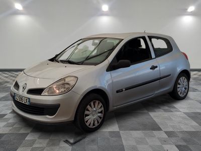 la photo d'une voiture argentée garée dans un garage