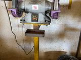 une machine posée sur un support dans une pièce