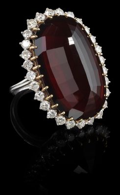 une bague en grenatite et diamants, signée Van Cleef
