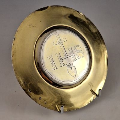 une plaque en or sur laquelle est gravée une croix et l'inscription « Tu me manques »