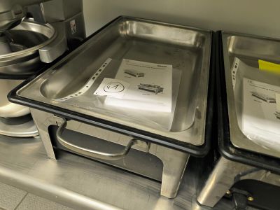 deux casseroles posées sur un plan de travail