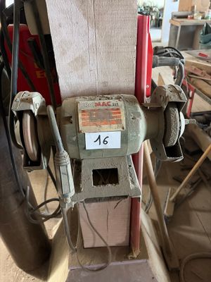 une machine posée sur une table dans une pièce