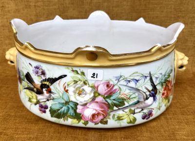 un bol blanc orné de fleurs et d'oiseaux peints