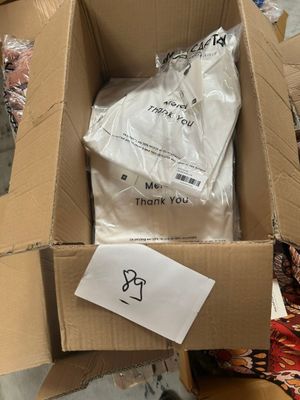 une boîte en carton contenant un certain nombre d'objets