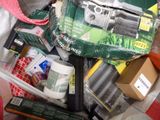 un tas d'objets divers dans un bac posé par terre