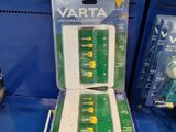 un présentoir de piles en vente dans un magasin