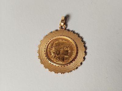 gros plan d'une médaille d'or sur une surface blanche