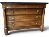 une commode en bois avec un plateau en marbre sur fond blanc