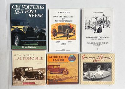 plusieurs livres posés sur une surface blanche, accompagnés de photos de voitures anciennes