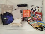 de nombreux sacs et livres rangés les uns à côté des autres sur une étagère