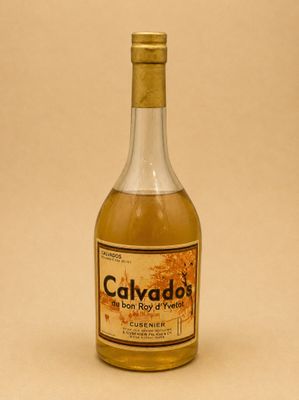 une bouteille de calvados posée sur une table