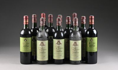six bouteilles de vin sont alignées sur une table