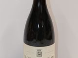 une bouteille de vin posée sur une table