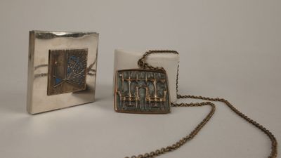 une photo d'un collier sur lequel figure une image