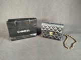 Sac à main et sac à chaîne Chanel sur fond gris