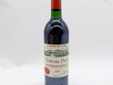 une bouteille de vin posée sur une table