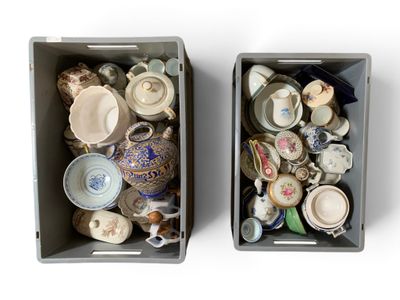 deux boîtes contenant différents types de tasses et de bols
