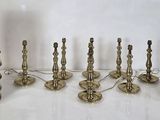 beaucoup de bougies et une lampe posées sur une table