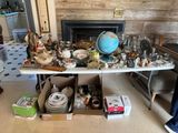 une table sur laquelle sont posés de nombreux objets dans une pièce