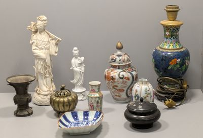 de nombreux vases différents exposés sur la table