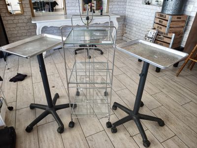 deux tables montées sur roulettes dans une pièce