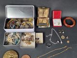 Plusieurs bijoux différents sont disposés dans une boîte posée sur une table