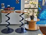 deux tables posées à même le sol dans la pièce
