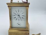 une vieille horloge en laiton surmontée d'une clé