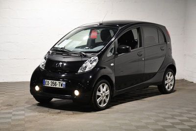 une Smart noire garée dans un garage