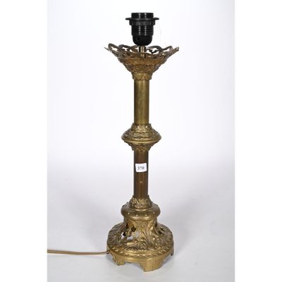 une lampe de table en laiton surmontée d'un abat-jour noir
