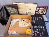 une boîte remplie de courrier posée sur une table