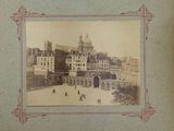 une vieille photo d'une ville avec une tour horloge en arrière-plan
