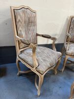 Suite de deux fauteuils et trois chaises en bois laqué blanc… (photo 3)