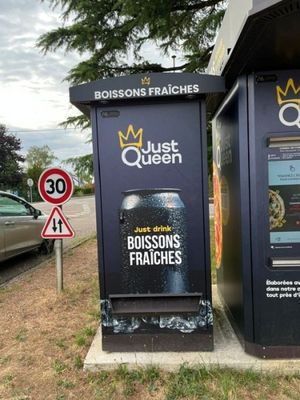 deux distributeurs automatiques situés au bord de la route