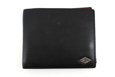 portefeuille en cuir noir sur fond blanc