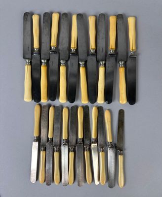 a lot of different types of knives on the table