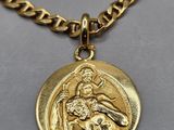 un collier plaqué or orné d'une image de la Vierge à l'Enfant
