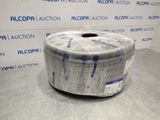 un gros plan sur un rouleau de tissu posé sur une table