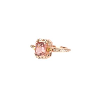 une bague en tourmaline rose et diamant