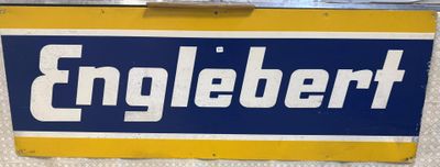 une enseigne portant l'inscription « Englebertt » sur le côté d'un immeuble