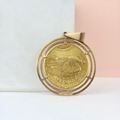 une image d'une pièce d'or sur une surface blanche